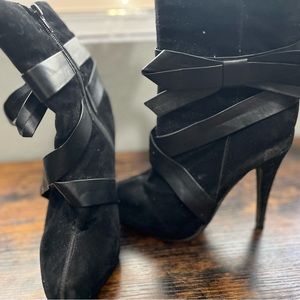 Heeled black velvet boot with bow straps